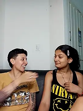 Mei_and_Gaby's cam snapshot