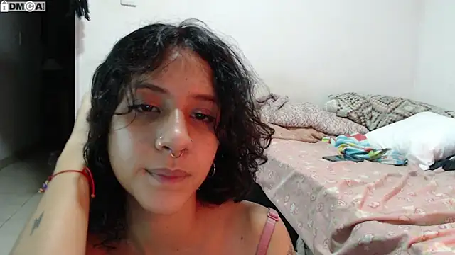 AlinaWoolf_'s cam snapshot