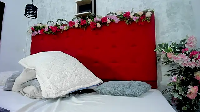 EmillyHarper_'s cam snapshot