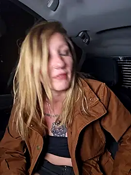 SheIsSomething live sex cam