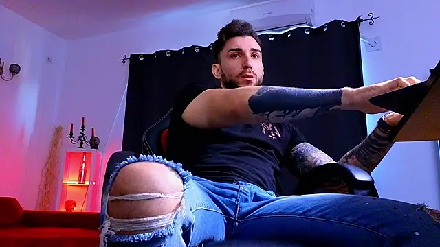 MightyAaron66 live sex cam