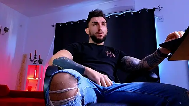 MightyAaron66 live sex cam