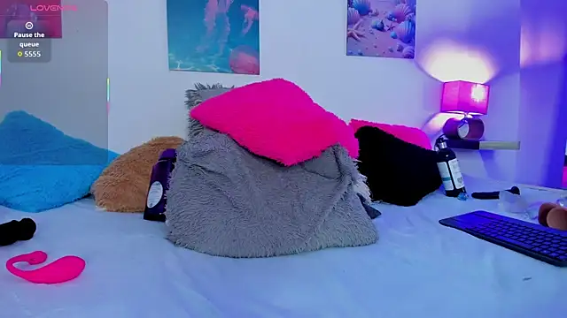 tyra_bankss_'s cam snapshot