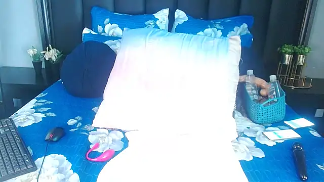 NaughtyLuux10's cam snapshot