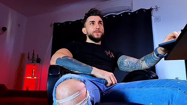 MightyAaron66 live sex cam