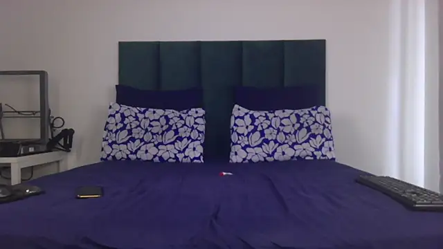 THROATGOATxo live sex cam