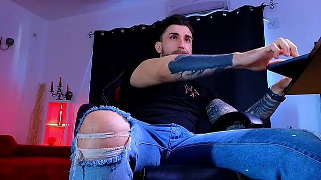 MightyAaron66 live sex cam