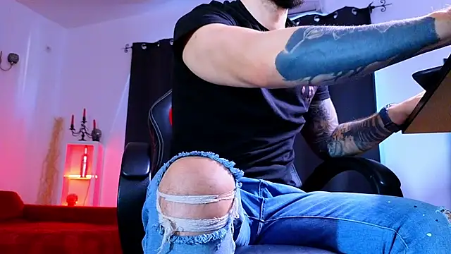 MightyAaron66 live sex cam