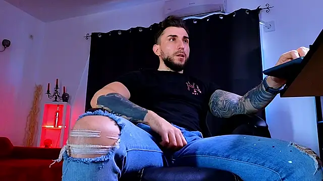 MightyAaron66 live sex cam