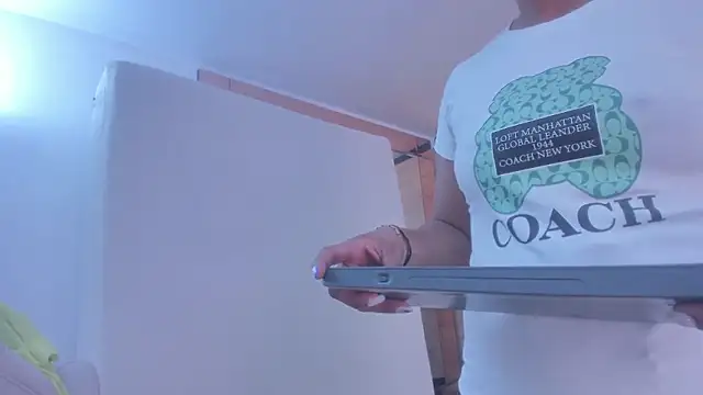 martina_touss's cam snapshot