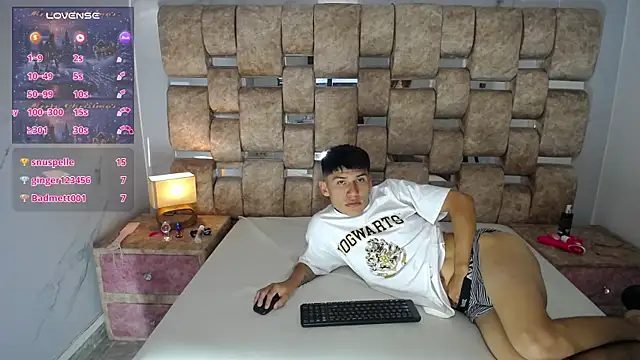 LucyyLeo's cam snapshot