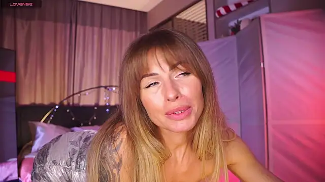 Nikki__Amour live sex cam