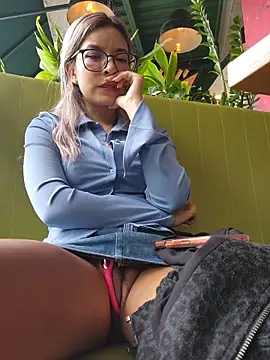 Pretty_roxxyy live sex cam