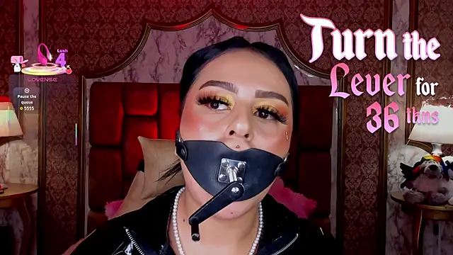 SoffiQueen live sex cam