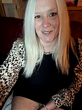 Bouncy-Bella28X live sex cam