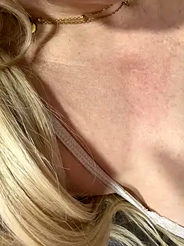 Hornyblond_Bella live sex cam