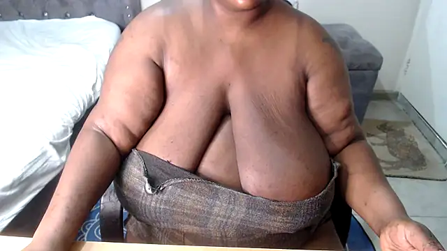 BIG_BOOBS_ASS_QEEN's cam snapshot