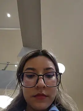 Pretty_roxxyy live sex cam