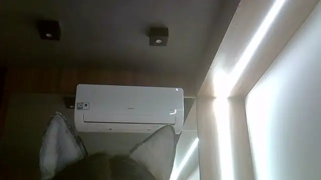 SkinnyKitten live sex cam