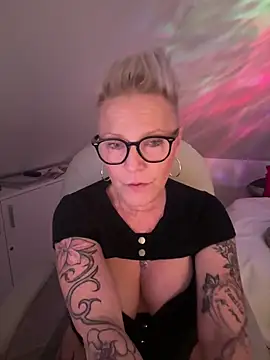 German_Milf live sex cam