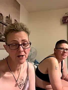 Curvy-Jinx live sex cam