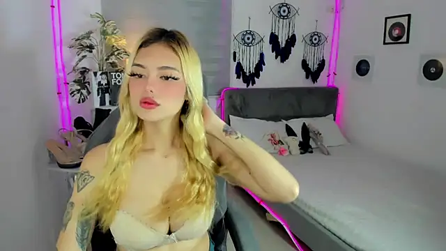 AlexandraMooree live sex cam