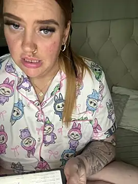 CurvyGirlMyla's cam snapshot