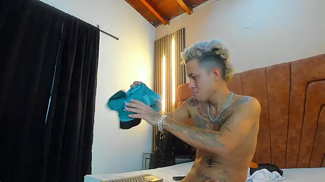 AYALA_TATTOO's cam snapshot