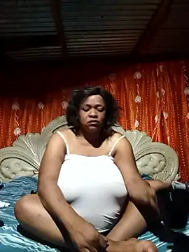 BUSTY_QUEEEN's cam snapshot