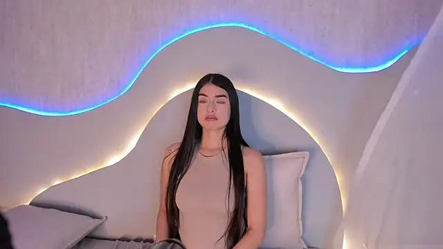 EmiliClarke's cam snapshot