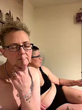 Curvy-Jinx live sex cam