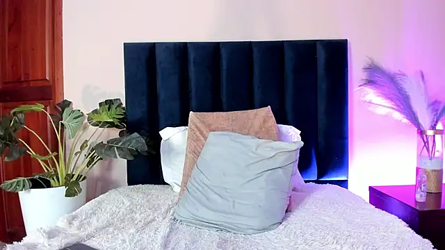 MiaHertz live sex cam