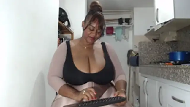 LiraRusso live sex cam