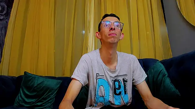 ZyroNight live sex cam