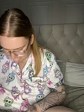 CurvyGirlMyla live sex cam