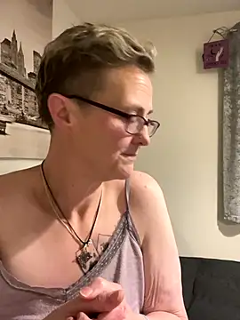 Curvy-Jinx live sex cam