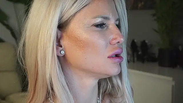 SweetBlondy35 live sex cam