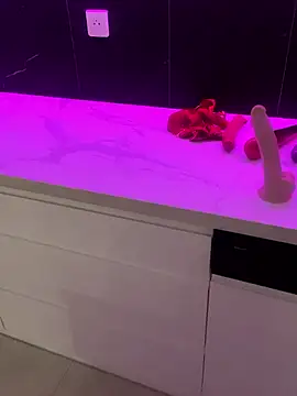 Laraashow's cam snapshot