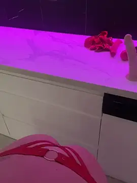 Laraashow's cam snapshot