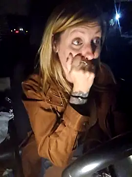 SheIsSomething live sex cam