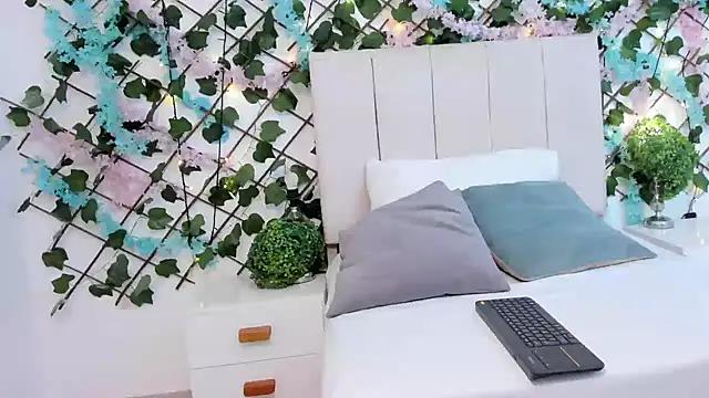 CharlotteBlossom live sex cam