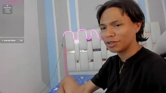 AndyKings_1's cam snapshot