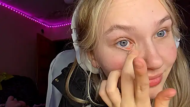 KarinRobertson live sex cam