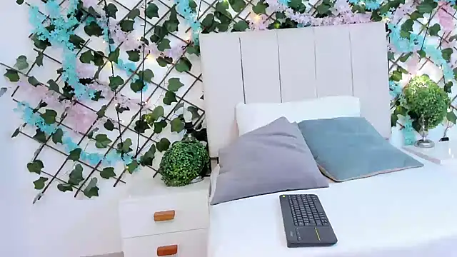 CharlotteBlossom's cam snapshot