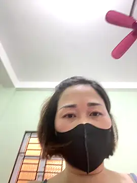 Quyenhot18 live sex cam