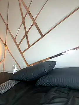 Celeste_Valencia_'s cam snapshot