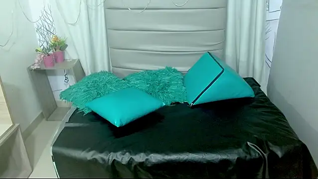 Charlotte_colliins live sex cam