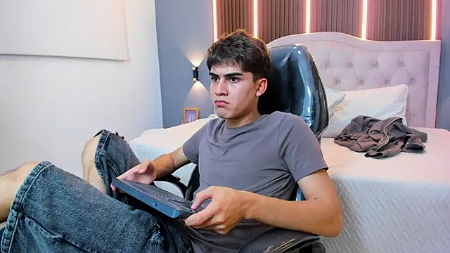 Tommy18__ live sex cam