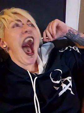 PinkTheHawk's cam snapshot