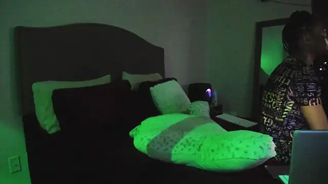 yiauana live sex cam